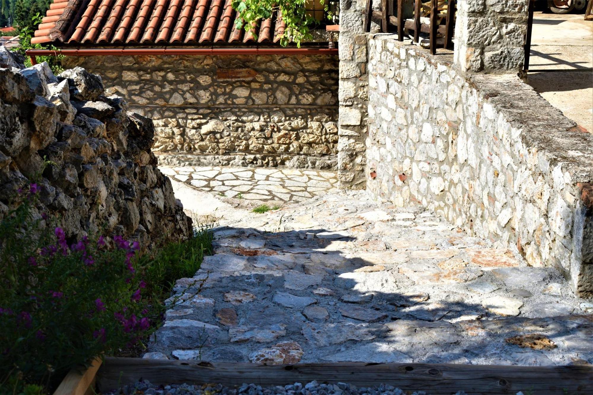Μικρή Πέτρινη Μεζονέτα 2 Villa Lilaia Exterior photo